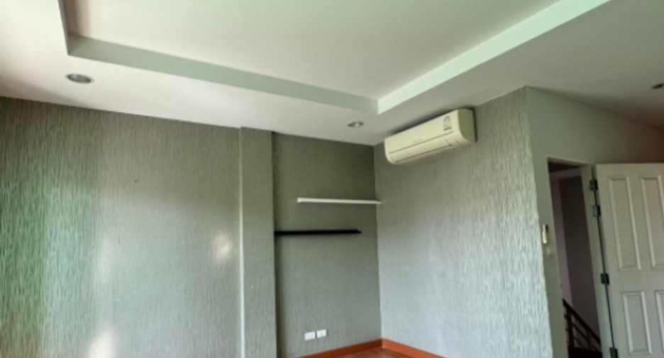 Casa adosada en venta de 3 habitaciones en Phra Pradaeng, Samut Prakan