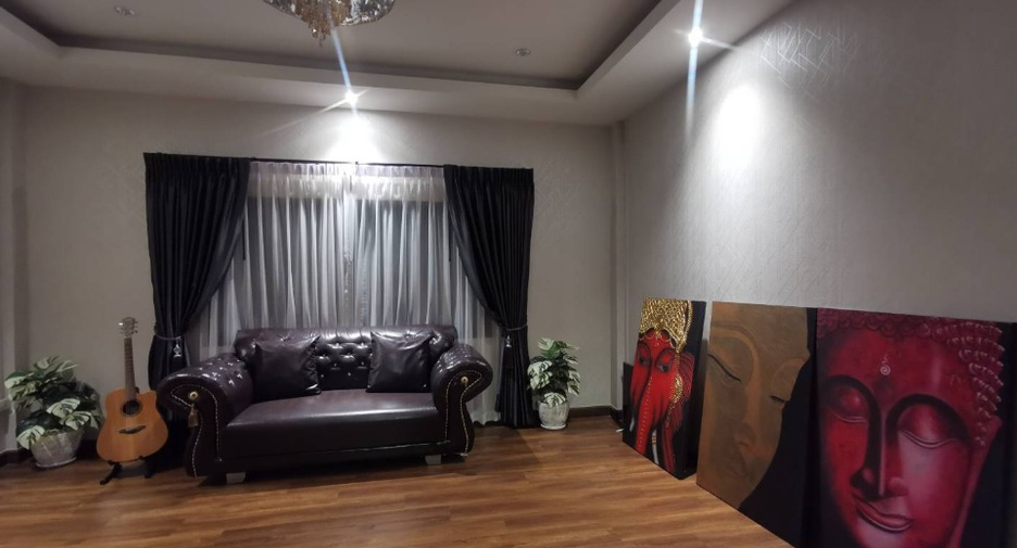 Casa adosada en alquiler de 3 habitaciones en Wang Thonglang, Bangkok