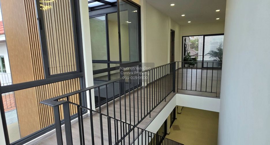 For sale 3 bedrooms house in Phra Khanong, Bangkok