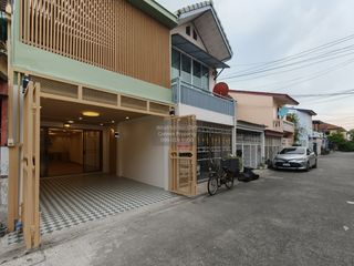 For sale 2 bedrooms townhouse in Wang Thonglang, Bangkok