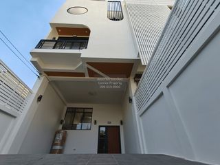 For sale 4 ベッドルーム townhouse in Wang Thonglang, Bangkok