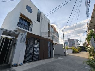 For sale 4 ベッドルーム townhouse in Wang Thonglang, Bangkok