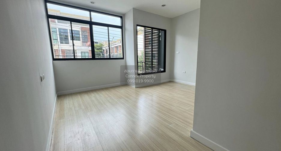 For sale 3 bedrooms townhouse in Bang Khae, Bangkok