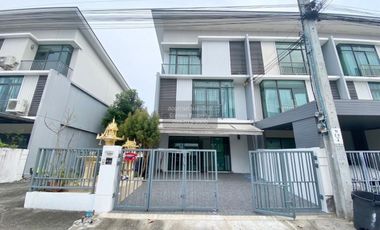 Casa adosada en venta de 3 habitaciones en Chom Thong, Bangkok