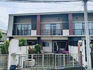 Casa adosada en venta de 3 habitaciones en Prawet, Bangkok