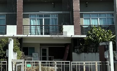 Casa adosada en venta de 3 habitaciones en Prawet, Bangkok