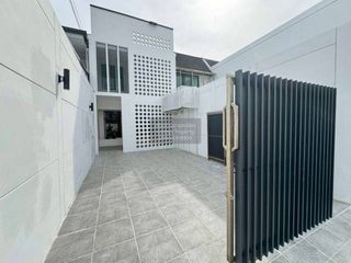 Продажа 2 спальни таунхаус в Щаттхана, Бангкок