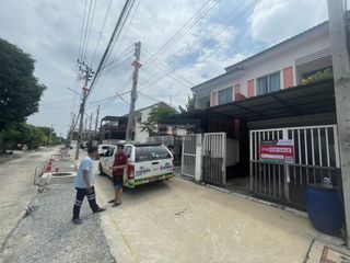 À vendre 3 chambres maison de ville à Mueang Chon Buri, Chonburi