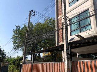 For sale 4 bedrooms townhouse in Phra Khanong, Bangkok