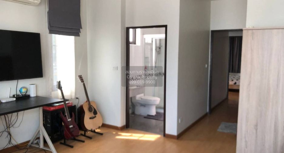 For sale 4 bedrooms townhouse in Phra Khanong, Bangkok