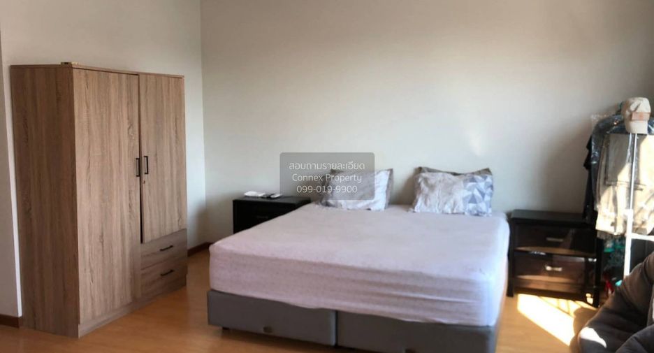 For sale 4 bedrooms townhouse in Phra Khanong, Bangkok