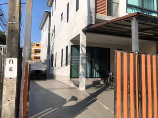 For sale 4 bedrooms townhouse in Phra Khanong, Bangkok