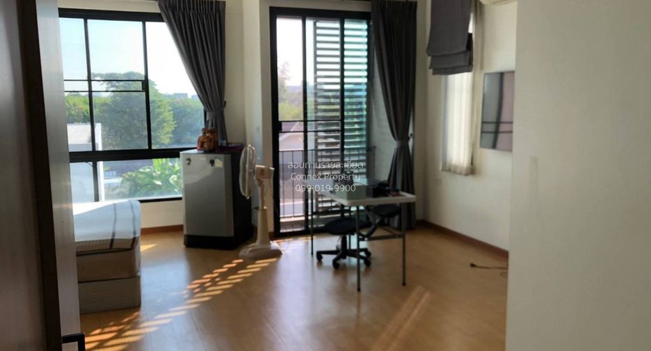 For sale 4 bedrooms townhouse in Phra Khanong, Bangkok