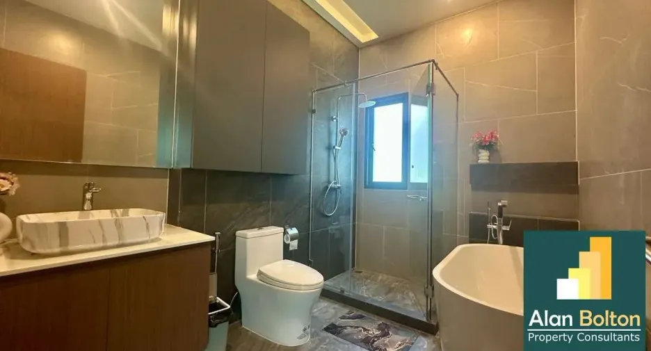 For rent and for sale 4 bedrooms house in Bang Lamung, Chonburi