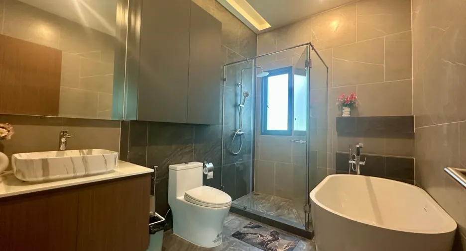 For rent and for sale 4 bedrooms house in Bang Lamung, Chonburi