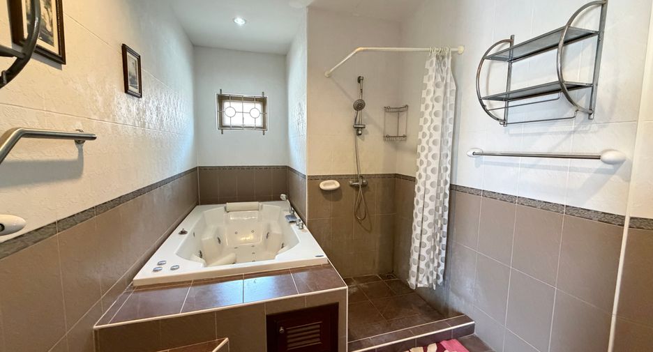 For rent and for sale 4 bedrooms house in Ban Bueng, Chonburi