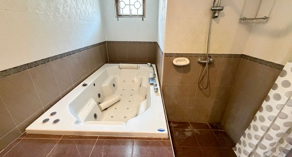 For rent and for sale 4 bedrooms house in Ban Bueng, Chonburi