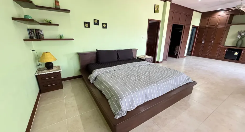 Casa en alquiler y en venta de 4 habitaciones en Ban Bueng, Chonburi
