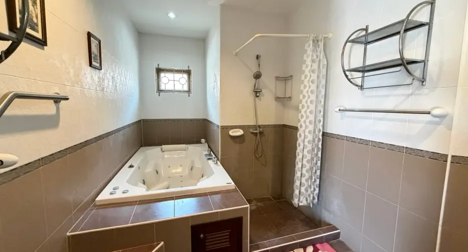 Casa en alquiler y en venta de 4 habitaciones en Ban Bueng, Chonburi