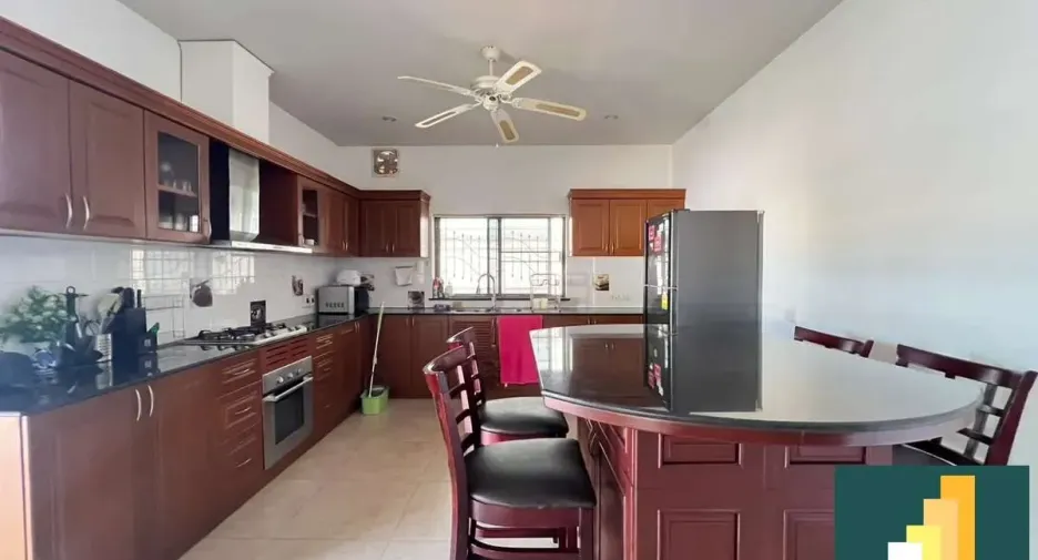 Casa en alquiler y en venta de 4 habitaciones en Ban Bueng, Chonburi