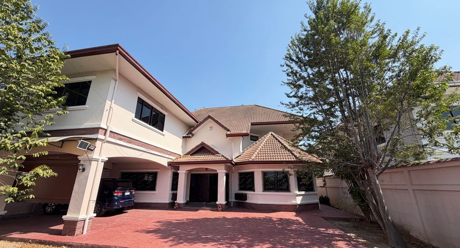 For rent and for sale 4 bedrooms house in Ban Bueng, Chonburi