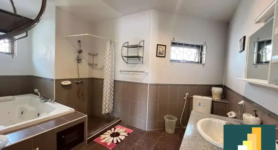 Casa en alquiler y en venta de 4 habitaciones en Ban Bueng, Chonburi