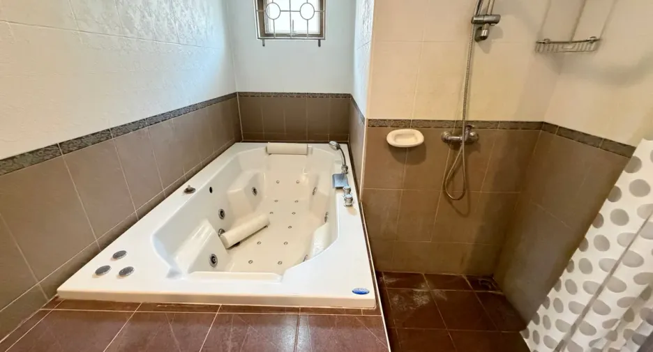 Casa en alquiler y en venta de 4 habitaciones en Ban Bueng, Chonburi