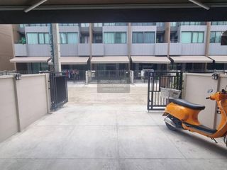 For rent 3 bedrooms townhouse in Saphan Sung, Bangkok