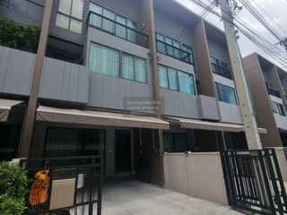 For rent 3 bedrooms townhouse in Saphan Sung, Bangkok