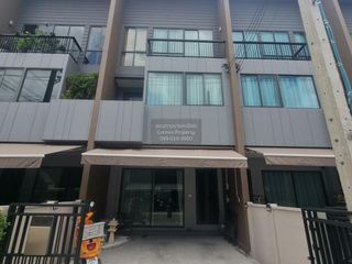 For rent 3 bedrooms townhouse in Saphan Sung, Bangkok