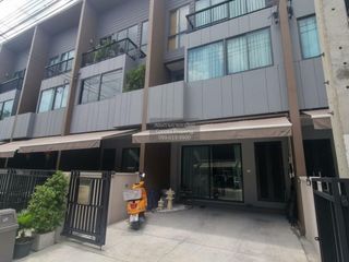 For rent 3 bedrooms townhouse in Saphan Sung, Bangkok