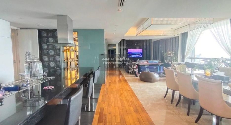 For rent 3 bedrooms condo in Yan Nawa, Bangkok