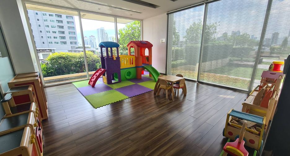 For rent 4 bedrooms condo in Watthana, Bangkok