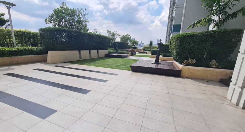 For rent 4 bedrooms condo in Watthana, Bangkok