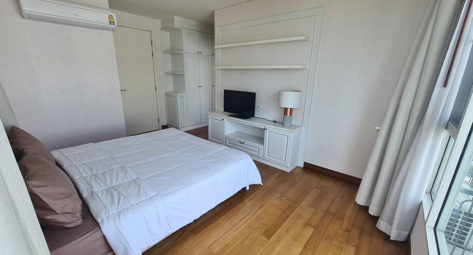 For rent 4 bedrooms condo in Watthana, Bangkok