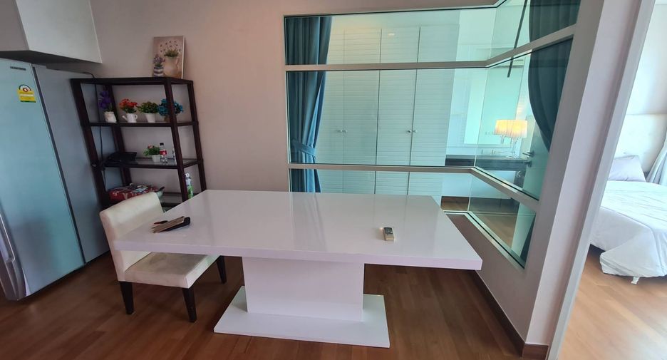 For rent 4 bedrooms condo in Watthana, Bangkok