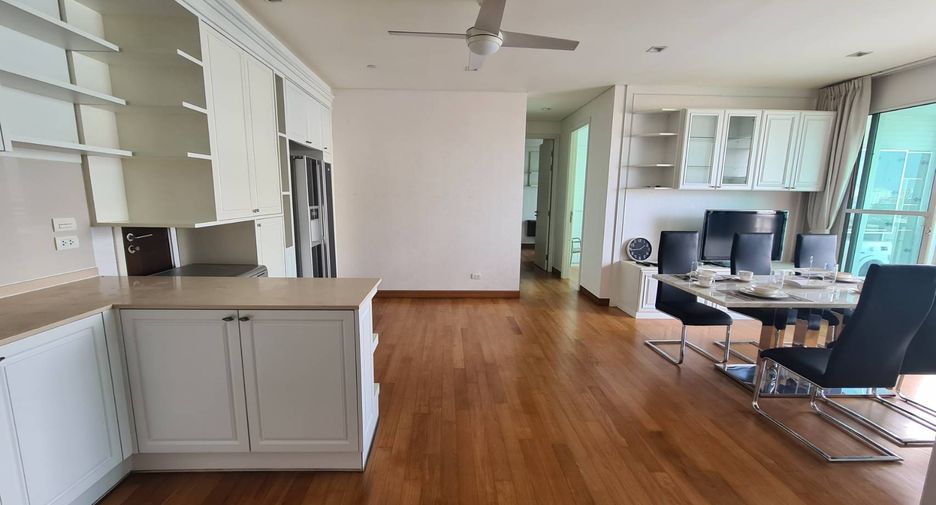 For rent 4 bedrooms condo in Watthana, Bangkok
