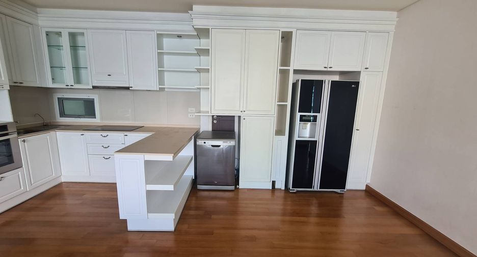 For rent 4 bedrooms condo in Watthana, Bangkok