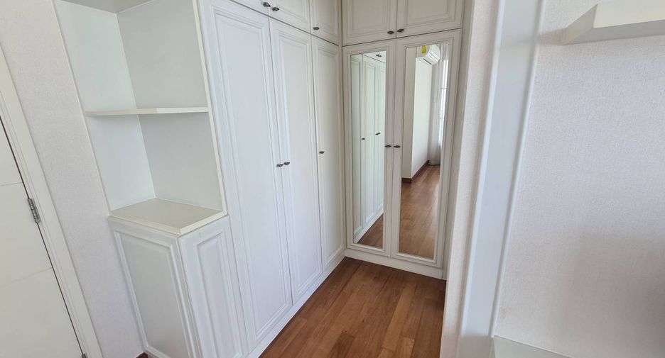 For rent 4 bedrooms condo in Watthana, Bangkok