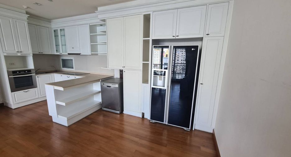 For rent 4 bedrooms condo in Watthana, Bangkok