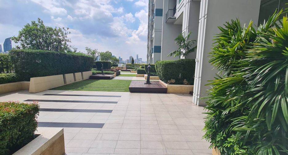 For rent 4 bedrooms condo in Watthana, Bangkok