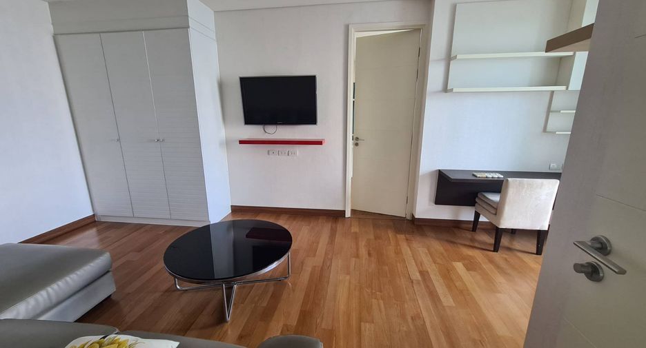 For rent 4 bedrooms condo in Watthana, Bangkok