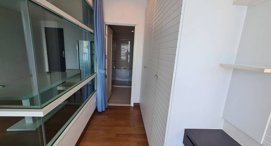 For rent 4 bedrooms condo in Watthana, Bangkok