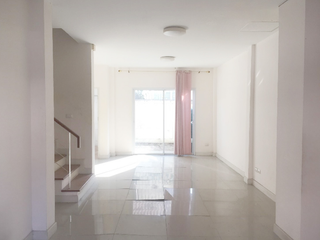 Reihenhaus zum Kauf mit 2 Zimmer in Si Racha, Chonburi