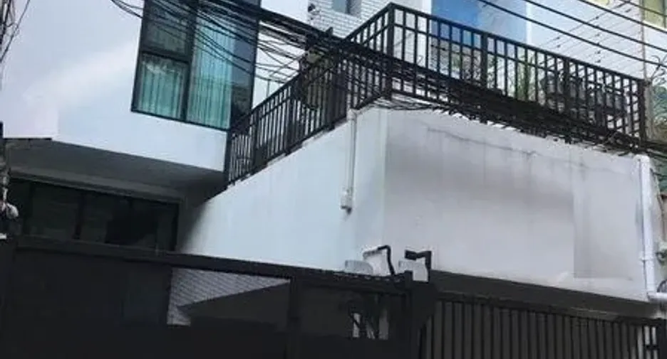 For rent 3 ベッドルーム townhouse in Bang Rak, Bangkok