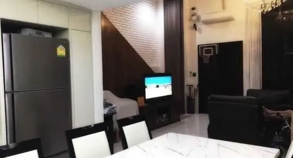 For rent 3 ベッドルーム townhouse in Bang Rak, Bangkok