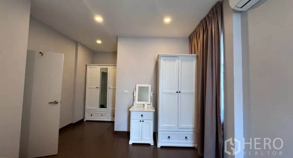 For rent and for sale 4 bedrooms house in Saphan Sung, Bangkok