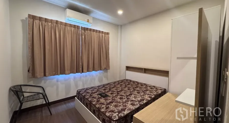 For rent and for sale 4 bedrooms house in Saphan Sung, Bangkok