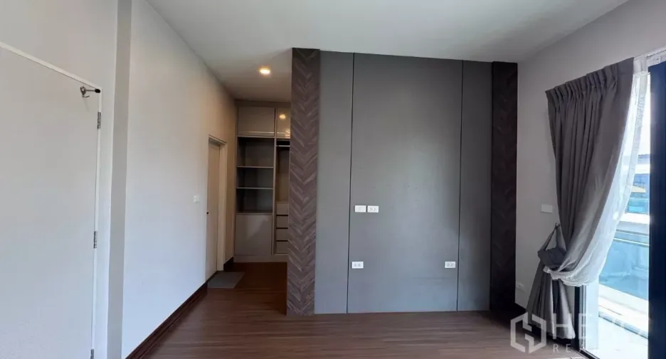 For rent and for sale 4 bedrooms house in Saphan Sung, Bangkok
