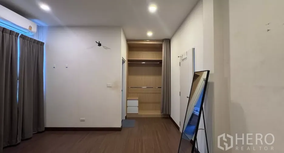 For rent and for sale 4 bedrooms house in Saphan Sung, Bangkok